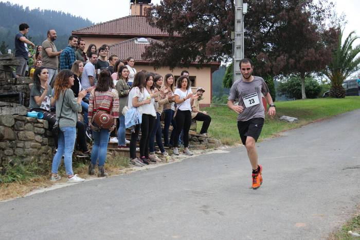 Auzoko mendiak zeharkatu zit 99 1498471596410