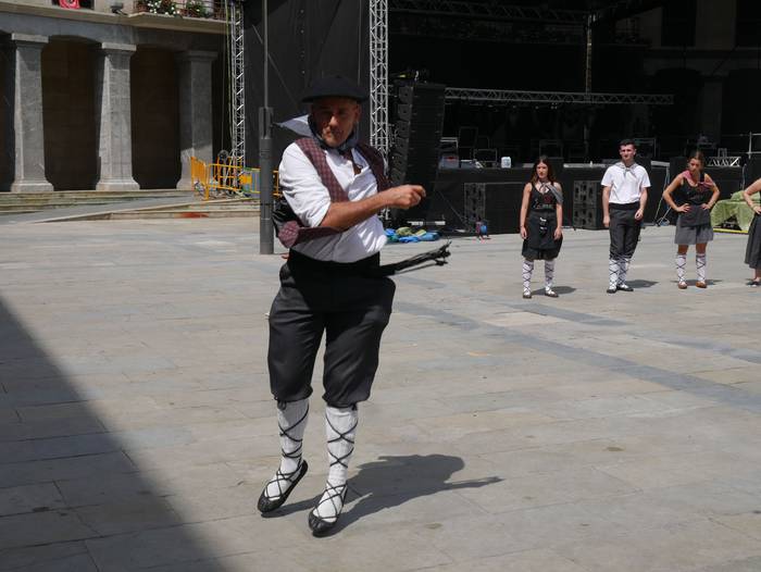 Ehunka lagun bildu dira Bera 143 1661377963363