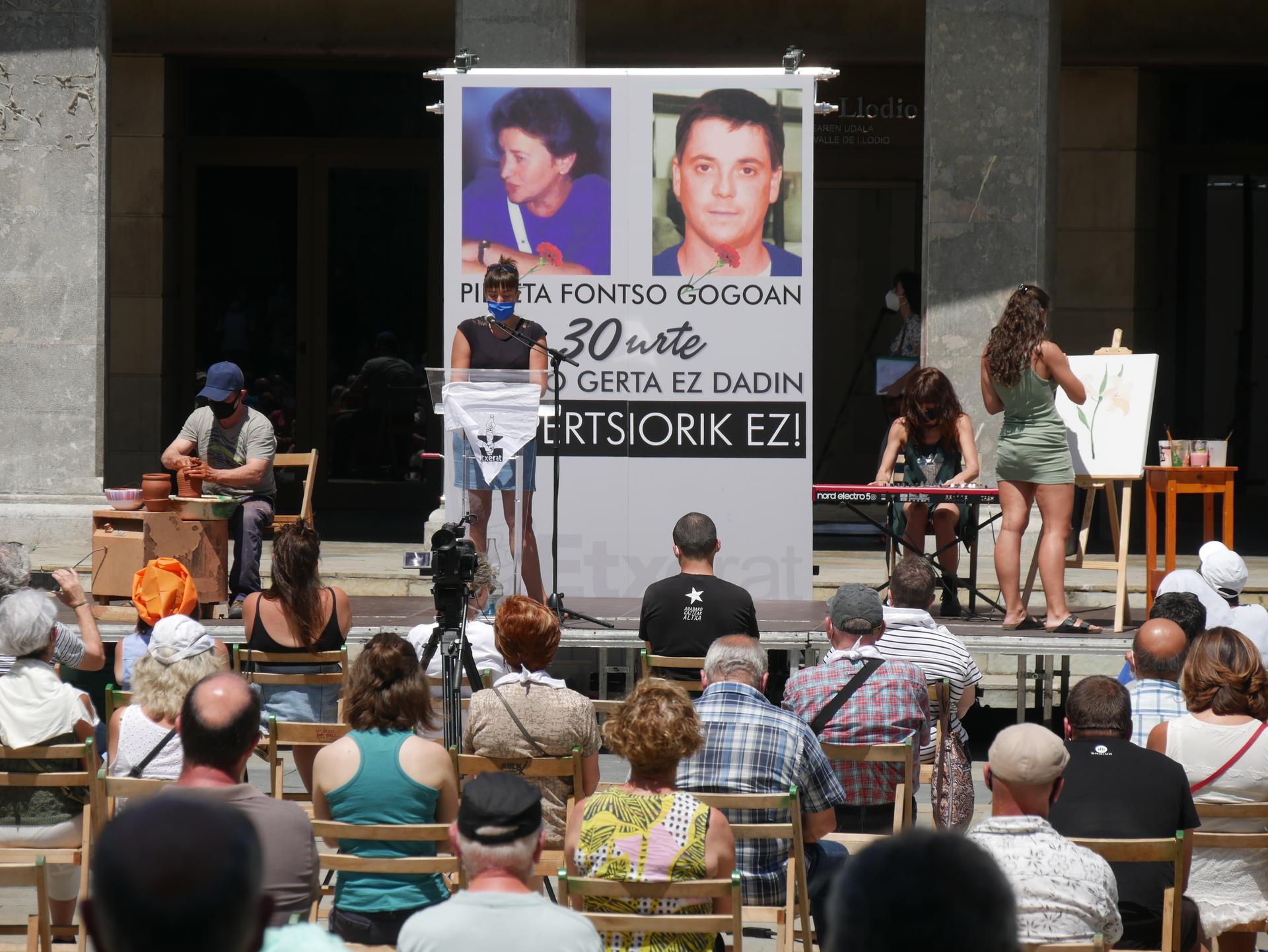 Pili Arsuaga eta Fontso Isasiren senideen mina aitortu du Laudioko Udalbatzak