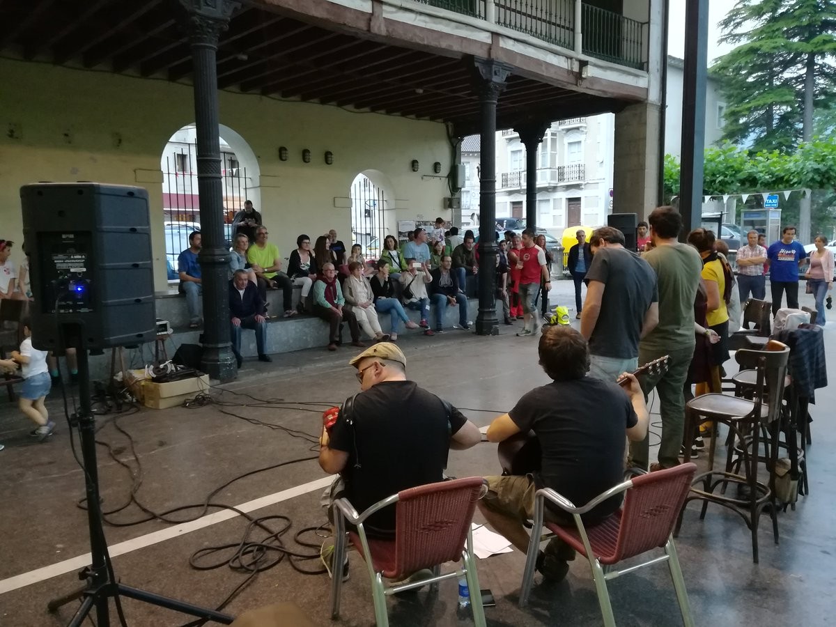 Koplak, musika eta lagunarteko giroa Luiaondoko frontoian