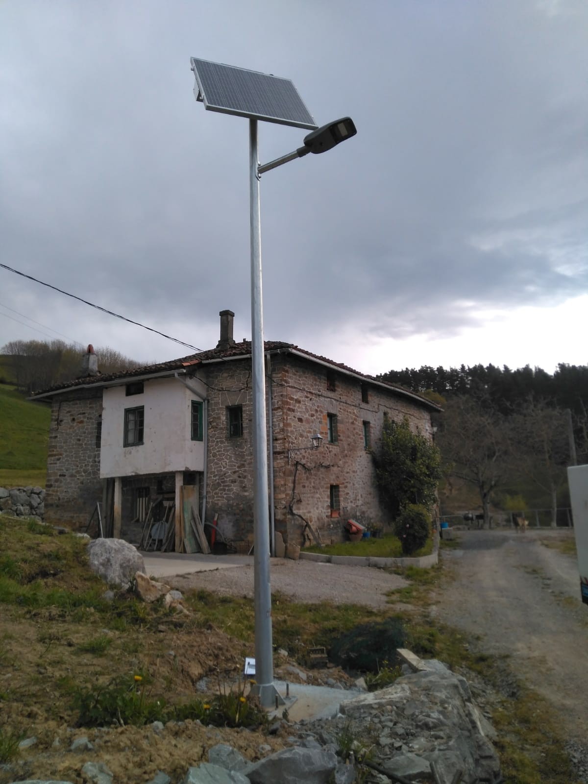 Herriko hainbat landa-eremutan eguzkifarolak instalatzen jarraitzen du Laudioko Udala