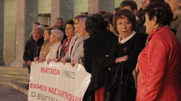 Ehunka lagun bildu dira esku 2 1489000824481