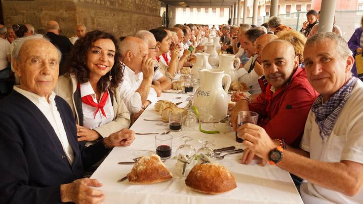 Ehunka kofrade bildu dira elizako arkupeetan, Laudioko jaiak ospatu eta agurtzeko