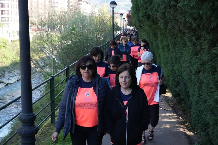 Ehunka lagunek parte hartu d 49 1774179267578