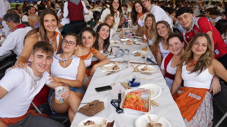 Txahal erreak ehunka laudioar elikatu ditu Baserritar Eguneko herri bazkarian