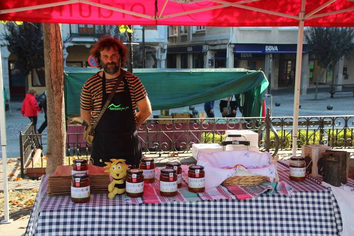 Gazte ugari batu zituen Inde 13 1508073827142