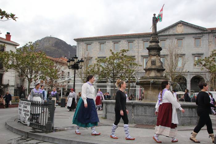 Dantzaren bidez aldarrikatu  44 1520778031643