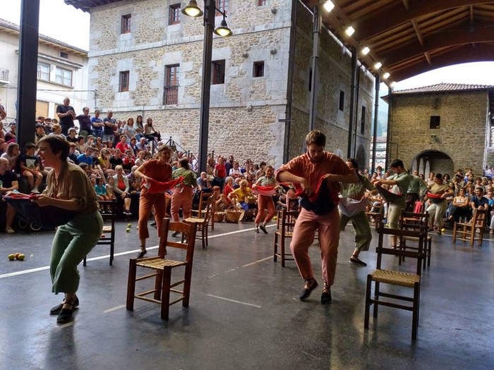 Oinkari dantza taldeak "Sagartu" ikuskizuna eskaini zuen ostiralean - 11