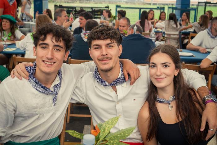 Ehunka lagun bildu dituzte j 114 1757018654123