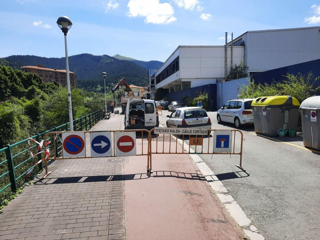 Udalak trafikoa eten du Bide Zaharrak kalean, Nerbioi ibaiaren euste-horma berrikusteko