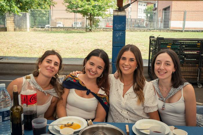 Ehunka lagun bildu dituzte j 98 1757018591290