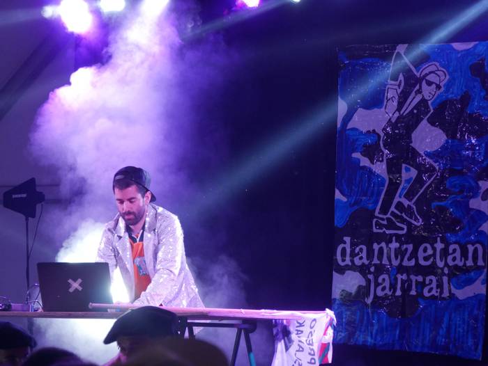 Dantzetan jarrai, Atxurre et 42 1661602885502