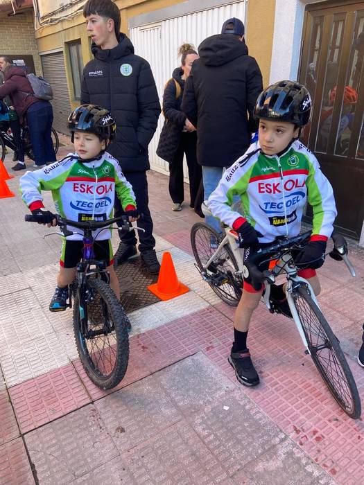 Txirrindulari gazteek erloju 7 1771856141524