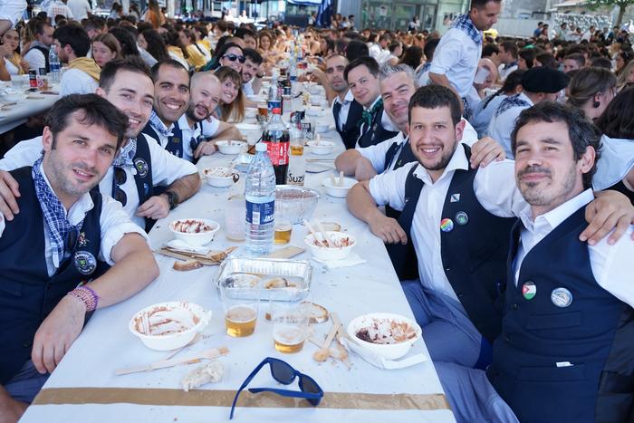 Jendetza batu da kuadrillen  20 1756401838497