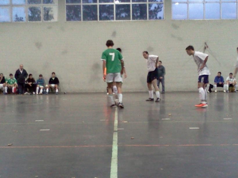 Larunbatean 12 orduko areto futboleko txapelketa jolasteko aukera Amurrion