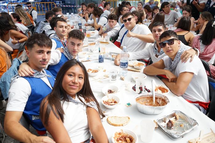 Jendetza batu da kuadrillen  31 1756401891437