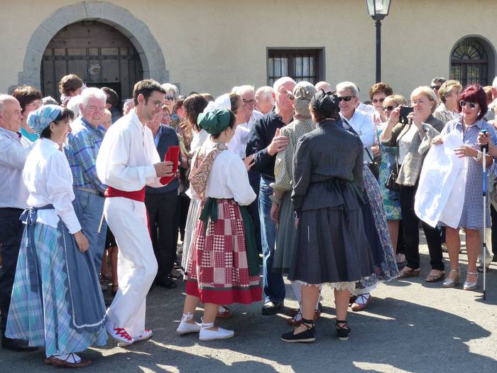 Auzokide ugarik hartu zuten  111 1506367053692