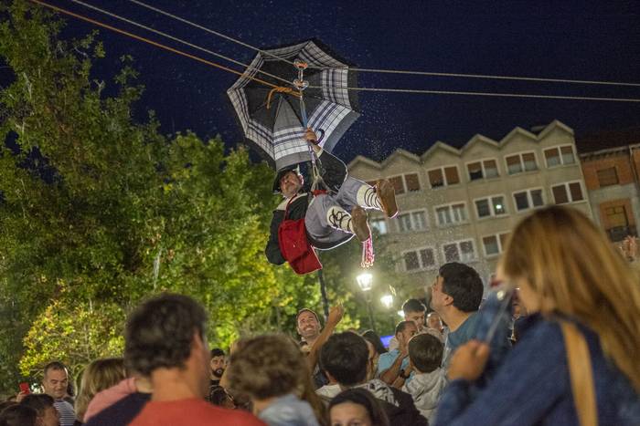 Morrillona ez da balkoitik jaitsiko, tirolina jartzen zuen pertsona omentzeko