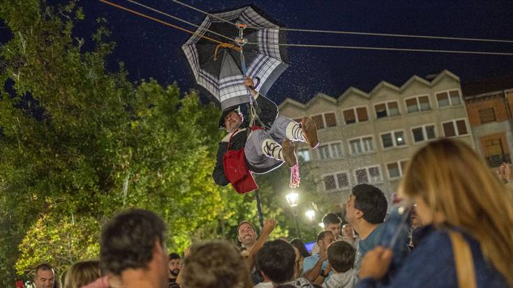 Morrillona ez da balkoitik jaitsiko, tirolina jartzen zuen pertsona omentzeko