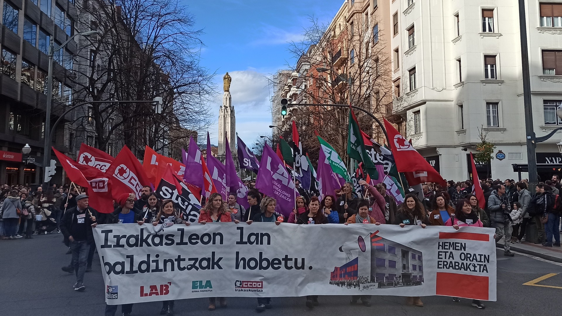 Jarraipen zabala izan du hezkuntza publikoko sindikatuek deituriko lehen greba egunak Aiaraldean
