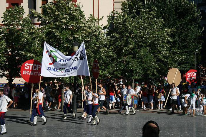 Jai herrikoien aldeko ibilaldia Kuskumendira 