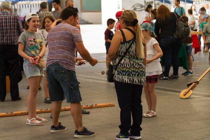 Ehunka dantzari eta ikusle b 46 1524466394746