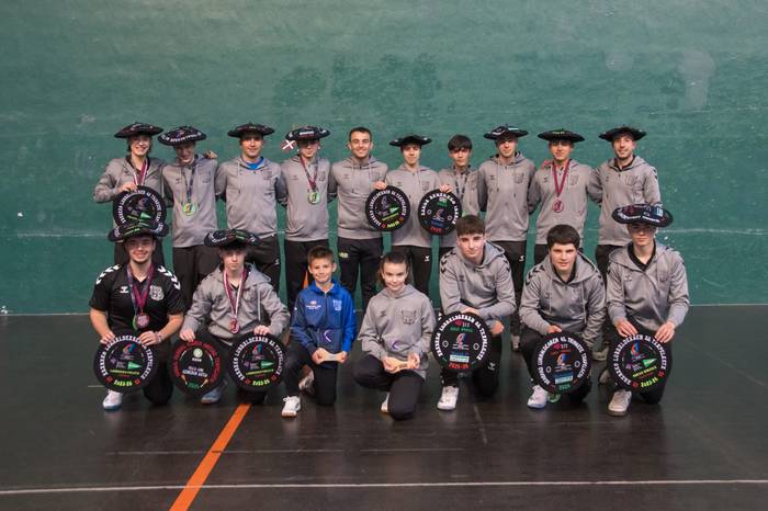 Uzta oparoa bildu dute Amurrioko Pilotazale klubeko gazteek