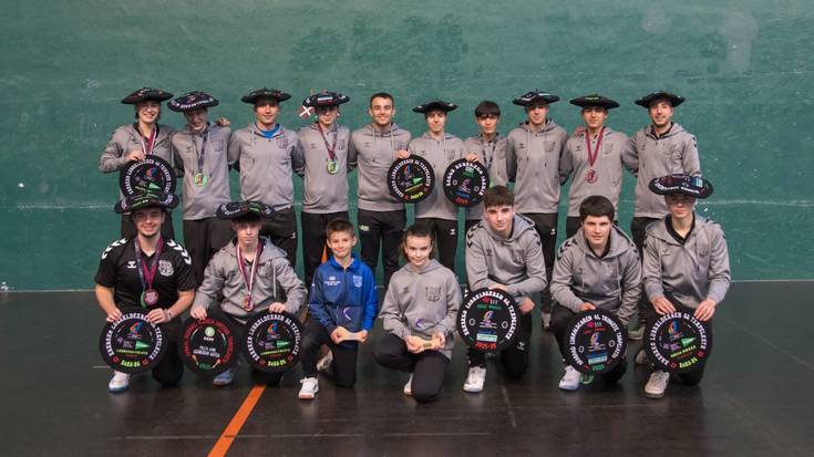 Uzta oparoa bildu dute Amurrioko Pilotazale klubeko gazteek