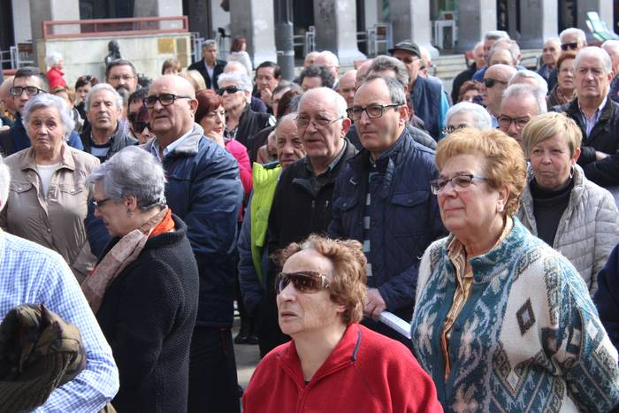 Aiaraldeko plazak bete dituz 10 1520881210236