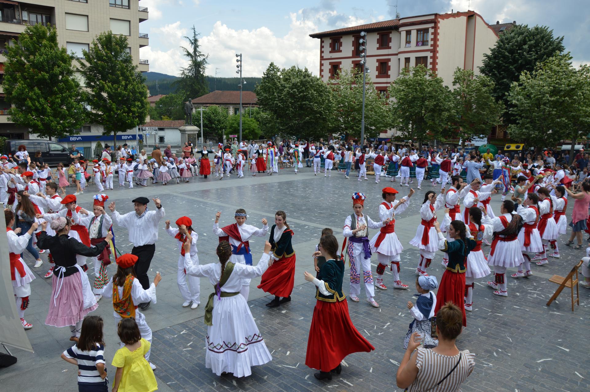 Euskal Jaia ospatuko dute bihar Amurrion