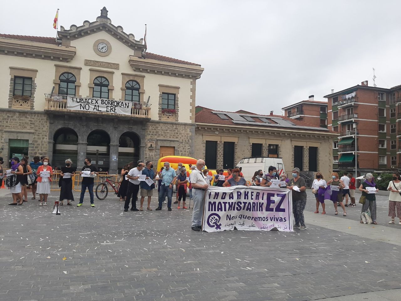 Elkarretaratzea egin dute Sevillako erailketa matxista salatzeko