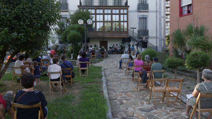 Folk doinuez bete dute musika eskolako kideek Villa Fe etxeko lorategia