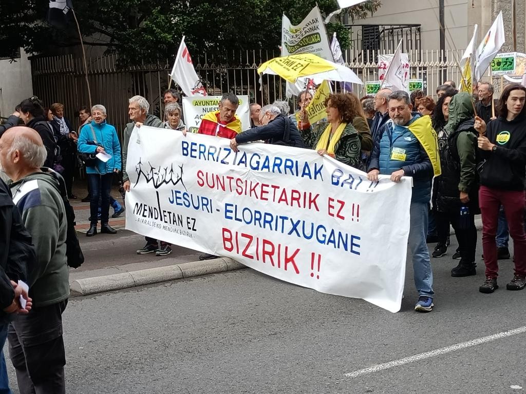 Arabako Foru Aldundiak ez du eskumenik Ferosca I eta Mendi zentral eolikoen Plan Bereziak egiteko, Aiaraldeko Mendiak Biziriken ustez