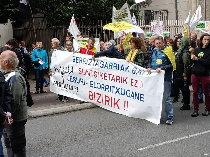 Larunbatean Gasteizen egingo duten makroproiektuen kontrako manifestaziora batzeko deia zabaldu du Aiaraldeko Mendiak Bizirik plataformak