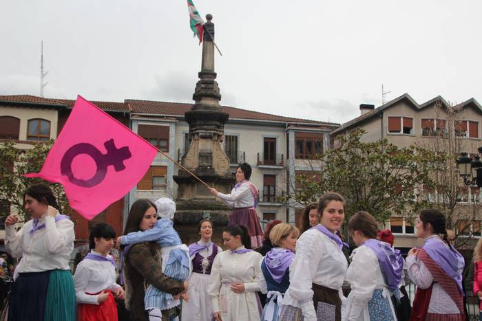 Dantzaren bidez aldarrikatu  27 1520777916745