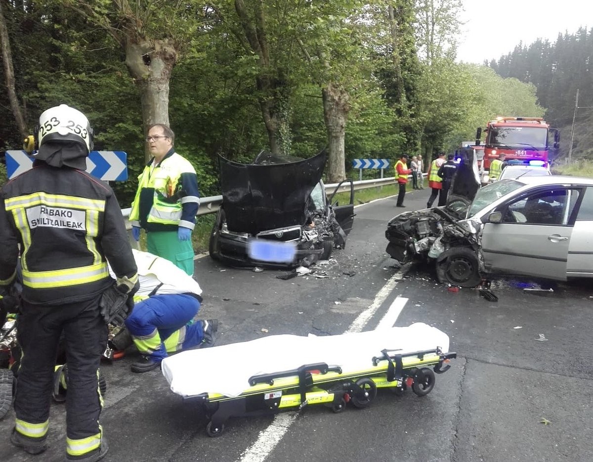 Hiru zauritu bi autoren arteko talkaren ondorioz, Bikotzganerantz doan errepidean