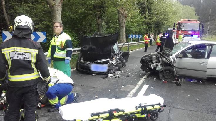 Hiru zauritu bi autoren arteko talkaren ondorioz, Bikotzganerantz doan errepidean