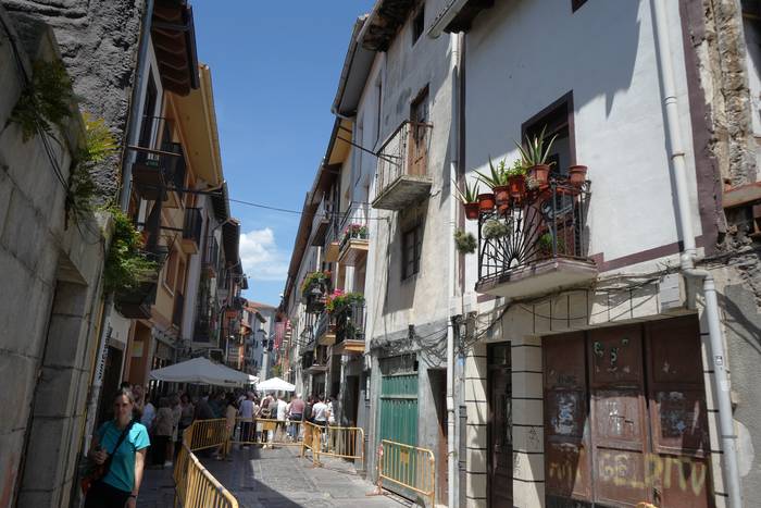 Berehala hasiko dira eraisten Kale Barrian erortzear dagoen etxebizitza