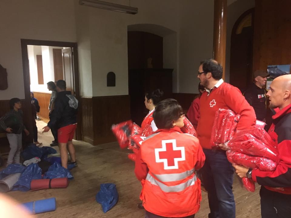Lantenon igaro dute gaua Erbiko udalekuetatik ebakuatutako umeek 