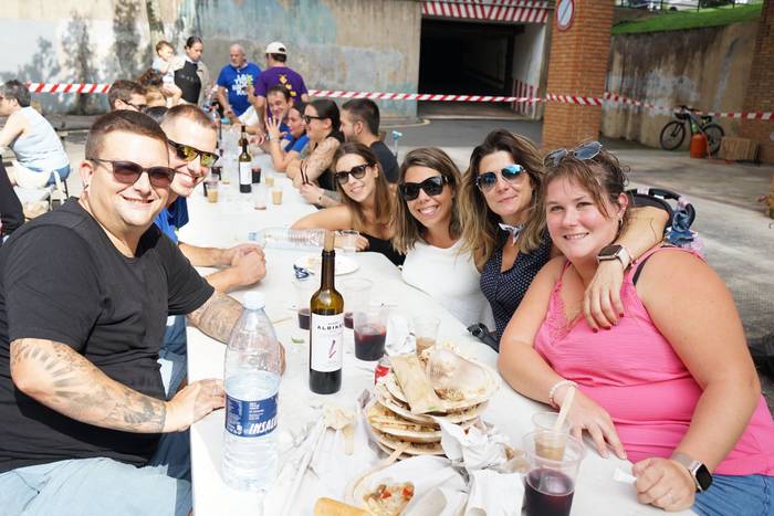 Ehunka lagun bildu ditu Lati 38 1758394292367