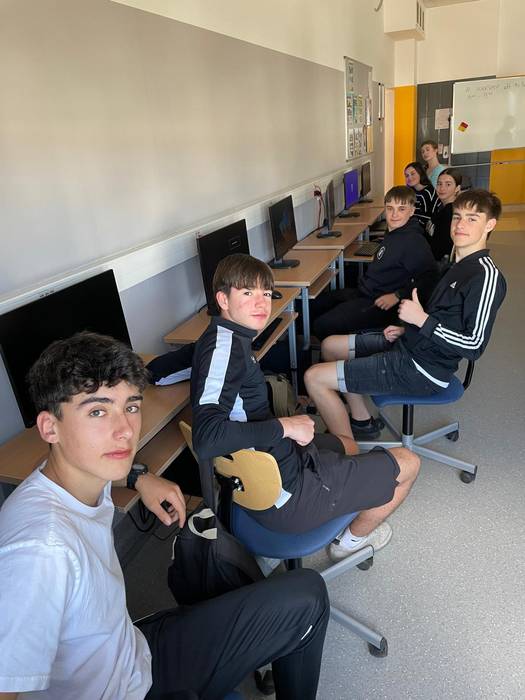 Varsoviako ikastetxean igaro 4 1776804817166