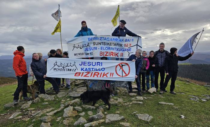 Parke eolikoen aurkako aldarriarekin agurtu dute urtea Jesurin