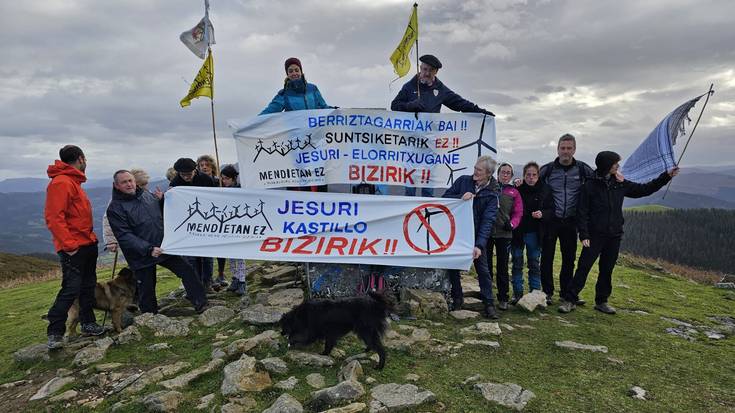 Parke eolikoen aurkako aldarriarekin agurtu dute urtea Jesurin