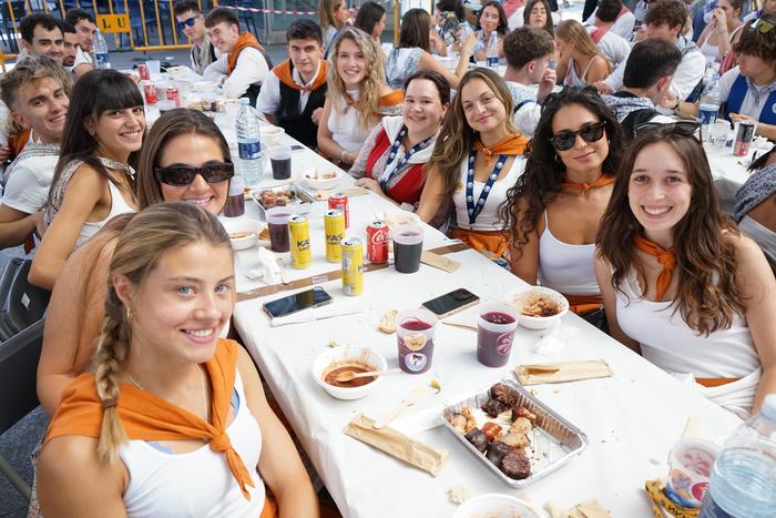 Jendetza batu da kuadrillen  14 1756401764820