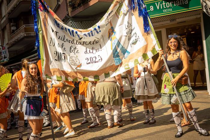 Festa-giro goria piztu du La 42 1755257007804