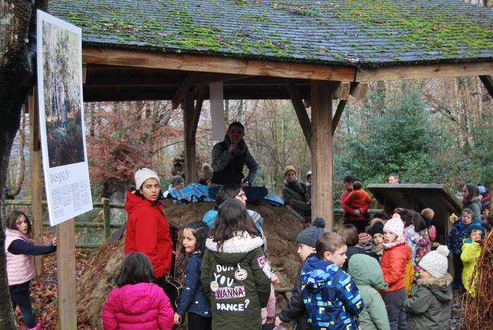 Olentzero hainbat lagunekin  1 1513585467022