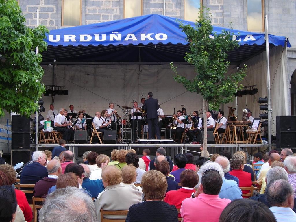 Ehunka ikusentzule Santa Cecilia bandaren Udako Kontzertuan