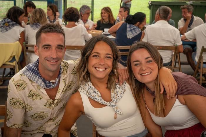 Ehunka lagun bildu dituzte j 99 1757018599127