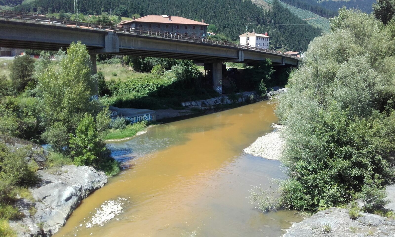 Marroi kolorea hartu du Nerbioi ibaiak, isurketa baten ondorioz