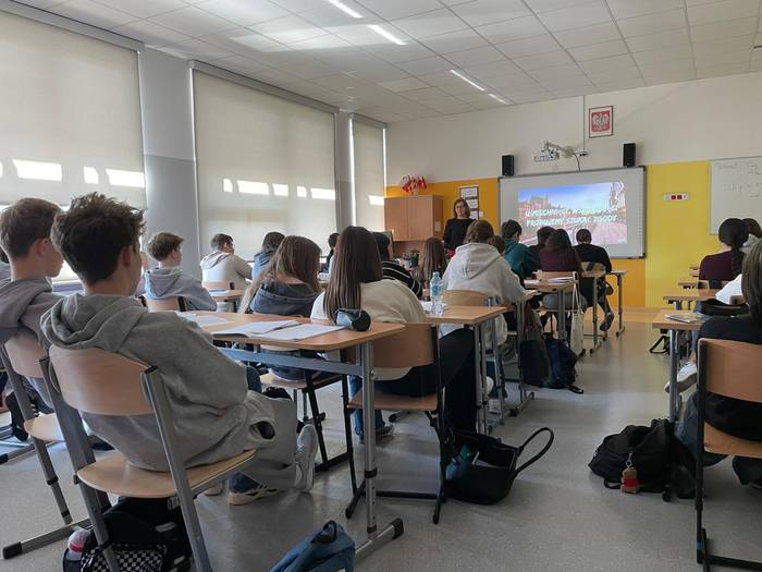 Varsoviako ikastetxean igaro 3 1776804816528